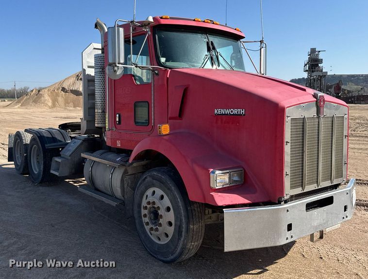 image for item EG6320 2007 Kenworth T800 semi truck