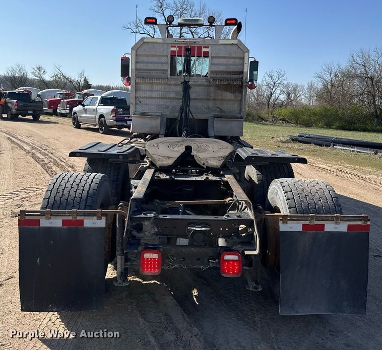 image for item EG6320 2007 Kenworth T800 semi truck