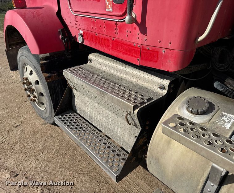 image for item EG6320 2007 Kenworth T800 semi truck