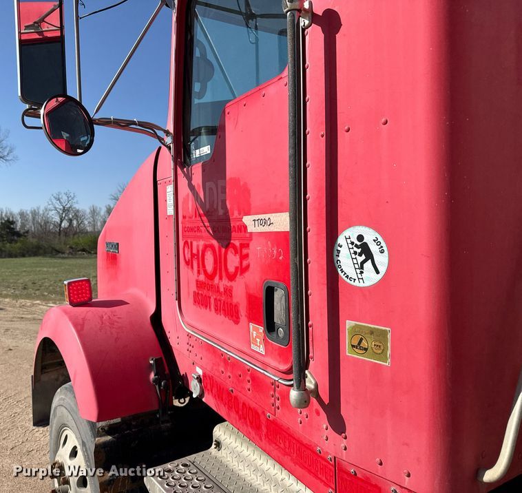 image for item EG6320 2007 Kenworth T800 semi truck