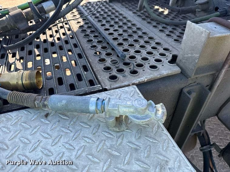 image for item EG6320 2007 Kenworth T800 semi truck