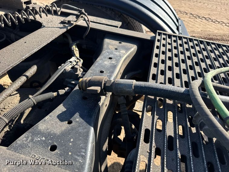 image for item EG6320 2007 Kenworth T800 semi truck