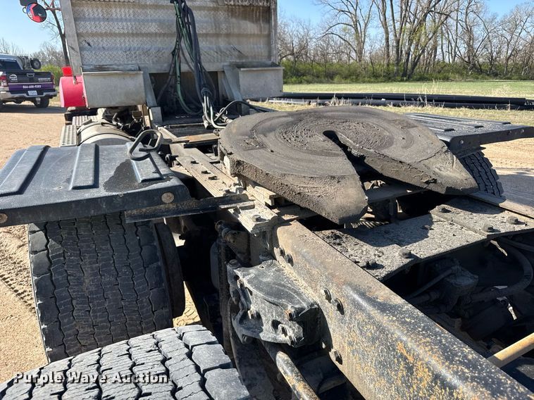 image for item EG6320 2007 Kenworth T800 semi truck