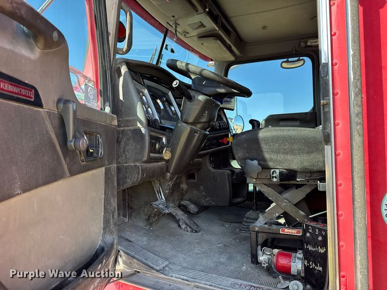 image for item EG6320 2007 Kenworth T800 semi truck