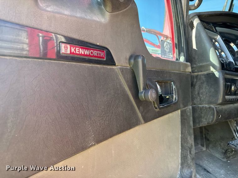 image for item EG6320 2007 Kenworth T800 semi truck
