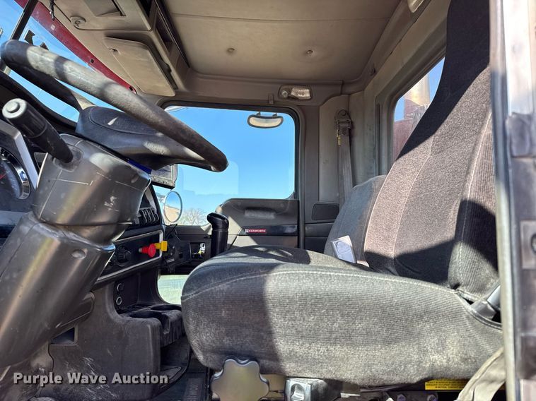 image for item EG6320 2007 Kenworth T800 semi truck