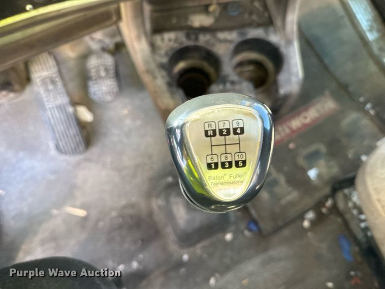 image for item EG6320 2007 Kenworth T800 semi truck