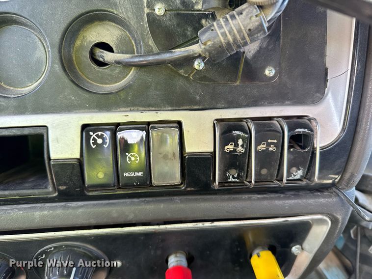 image for item EG6320 2007 Kenworth T800 semi truck