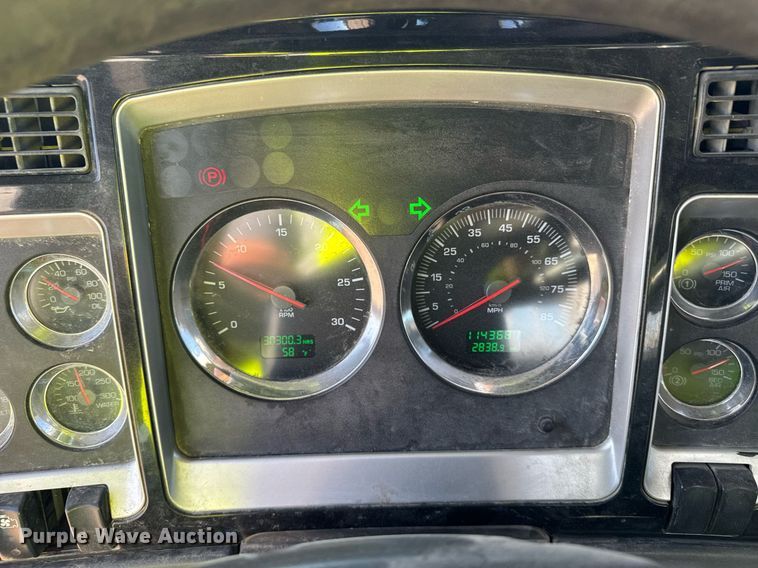 image for item EG6320 2007 Kenworth T800 semi truck