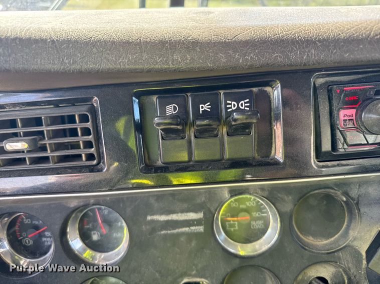 image for item EG6320 2007 Kenworth T800 semi truck