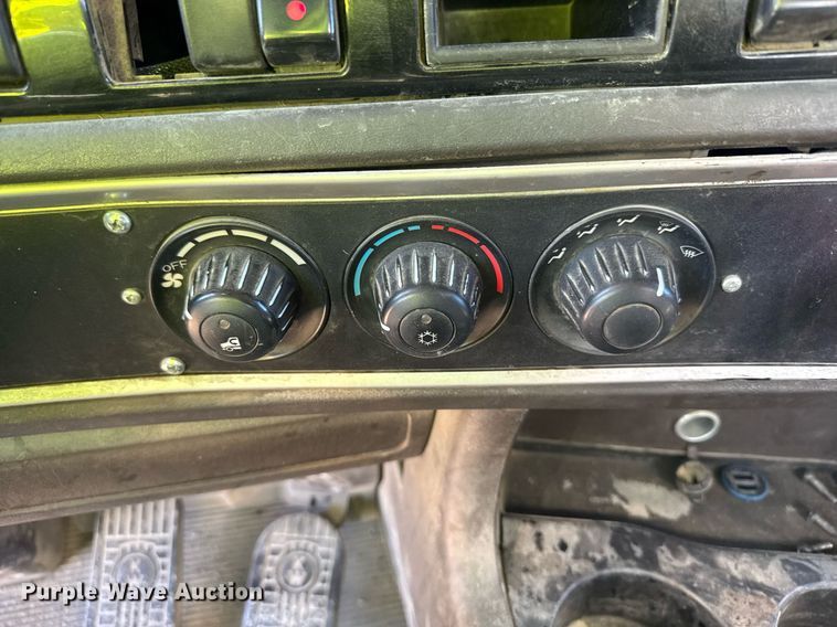 image for item EG6320 2007 Kenworth T800 semi truck