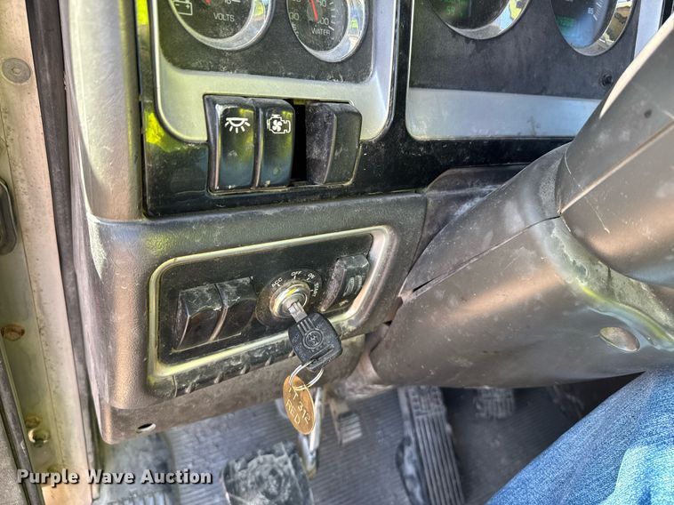 image for item EG6320 2007 Kenworth T800 semi truck