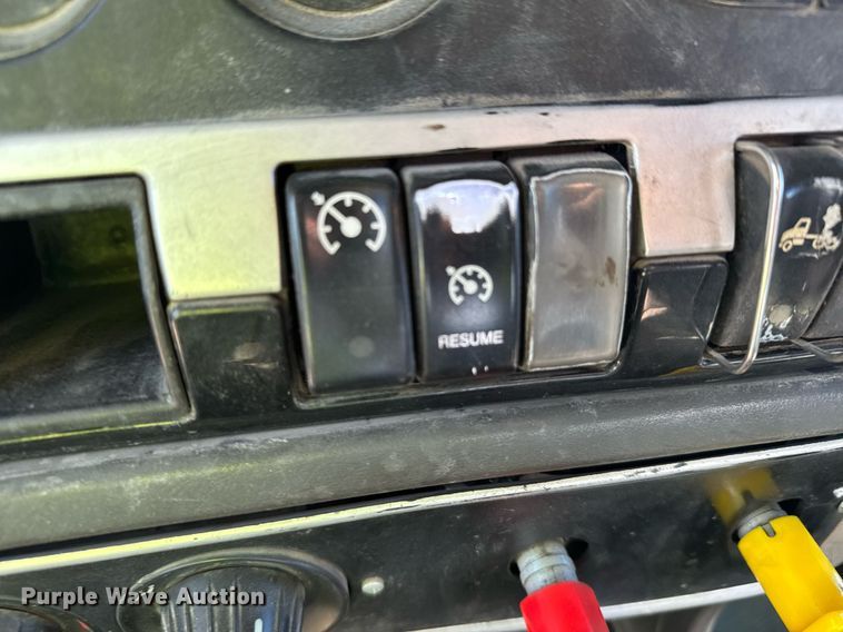 image for item EG6320 2007 Kenworth T800 semi truck