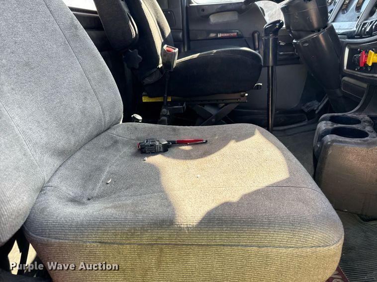 image for item EG6320 2007 Kenworth T800 semi truck