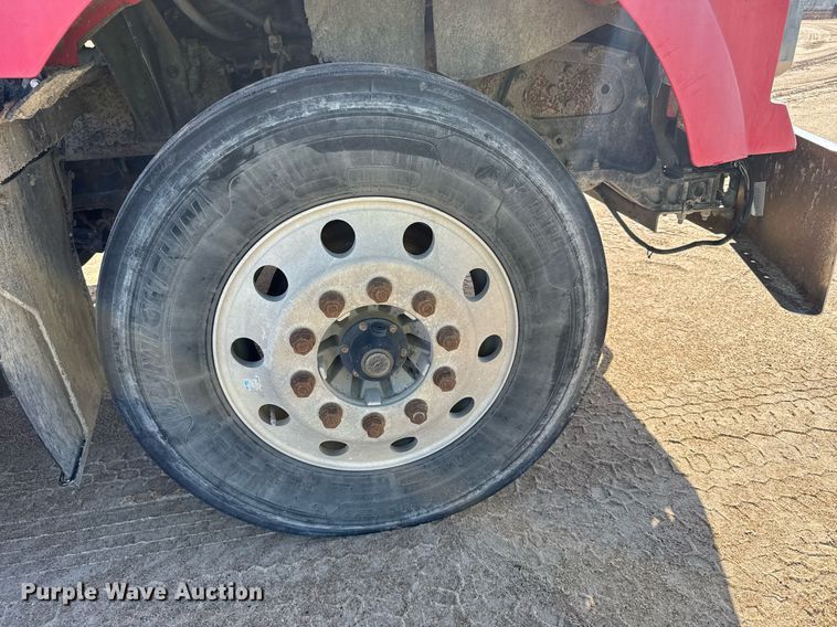 image for item EG6320 2007 Kenworth T800 semi truck