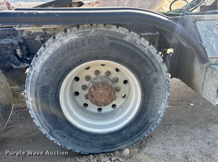 image for item EG6320 2007 Kenworth T800 semi truck