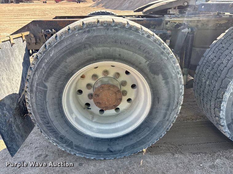 image for item EG6320 2007 Kenworth T800 semi truck