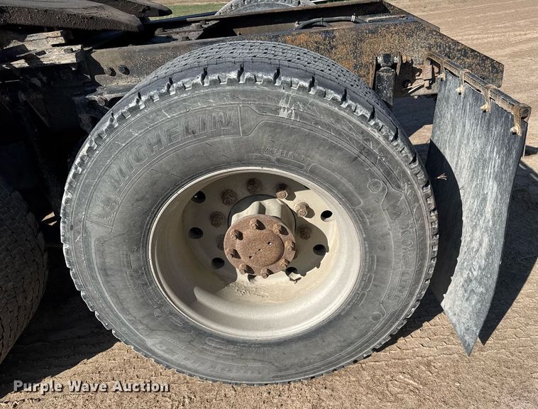 image for item EG6320 2007 Kenworth T800 semi truck