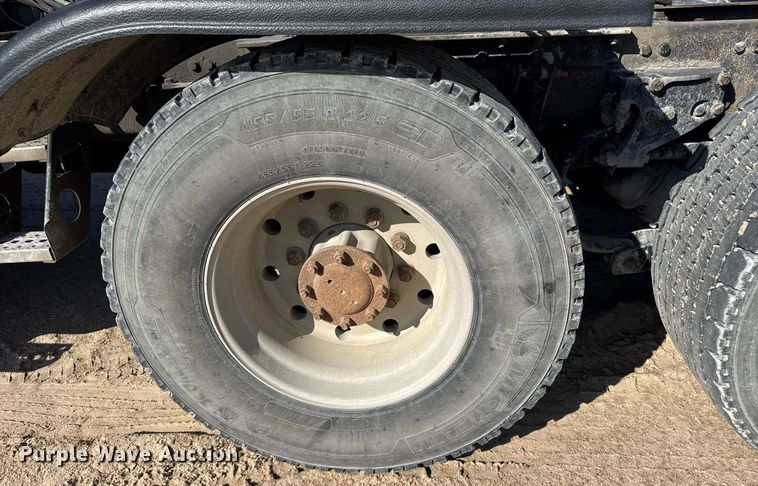 image for item EG6320 2007 Kenworth T800 semi truck