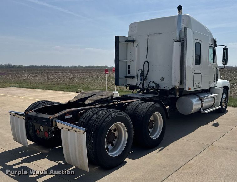 image for item EG6352 2007 Freightliner Century Class semi truck