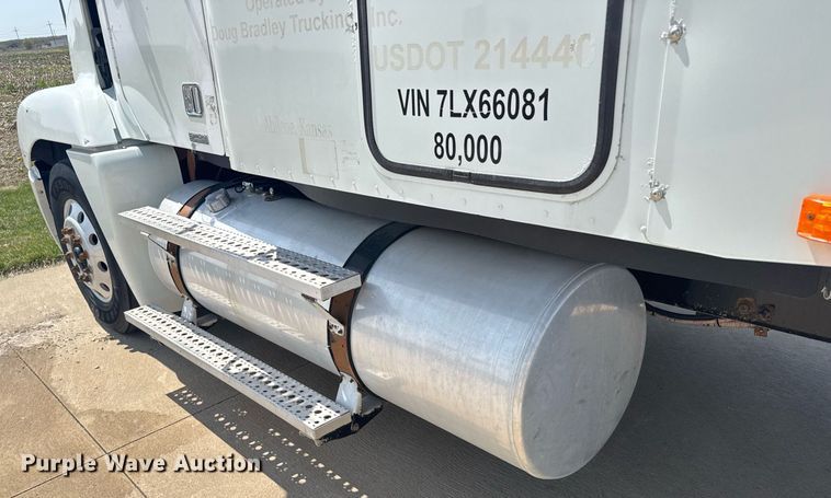 image for item EG6352 2007 Freightliner Century Class semi truck