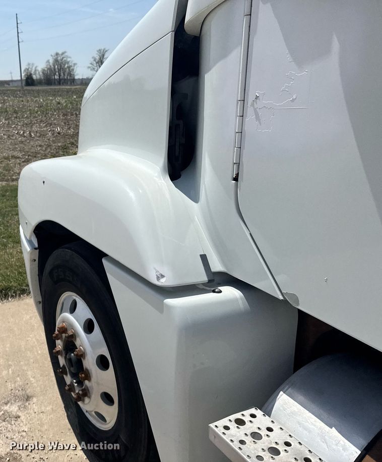 image for item EG6352 2007 Freightliner Century Class semi truck