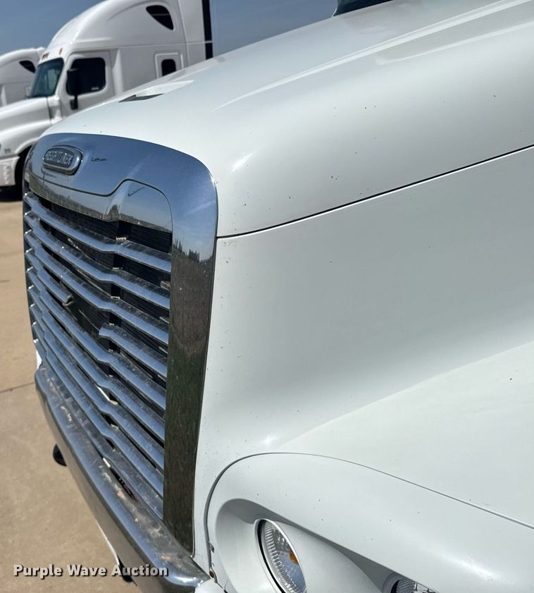 image for item EG6352 2007 Freightliner Century Class semi truck