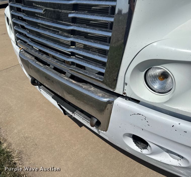 image for item EG6352 2007 Freightliner Century Class semi truck