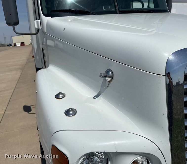 image for item EG6352 2007 Freightliner Century Class semi truck