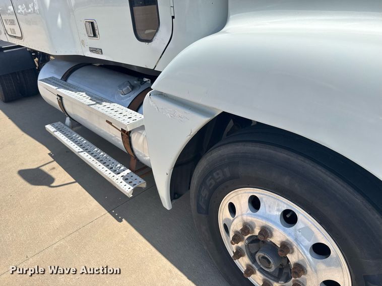 image for item EG6352 2007 Freightliner Century Class semi truck