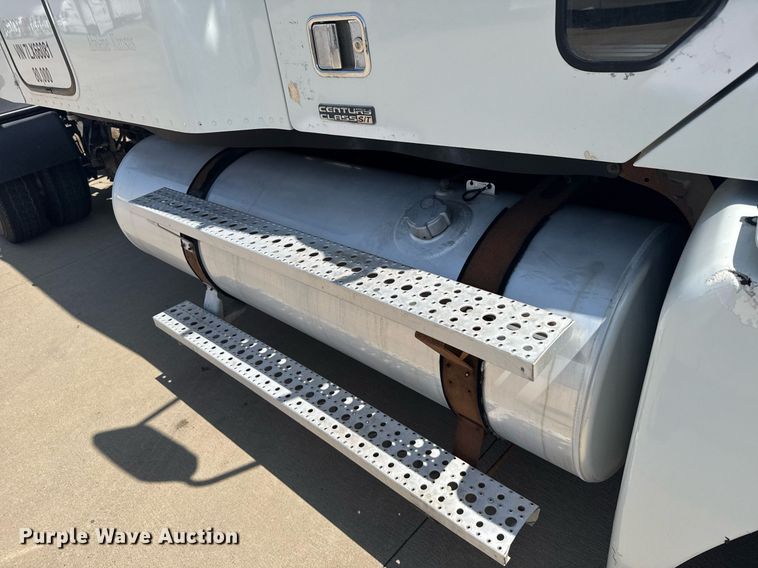 image for item EG6352 2007 Freightliner Century Class semi truck