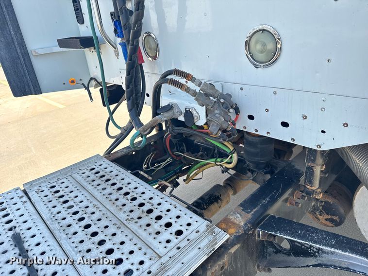 image for item EG6352 2007 Freightliner Century Class semi truck