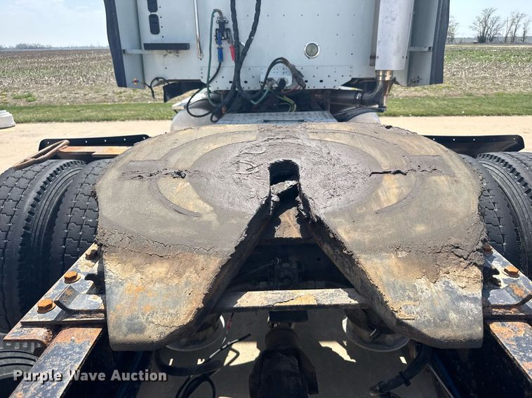 image for item EG6352 2007 Freightliner Century Class semi truck