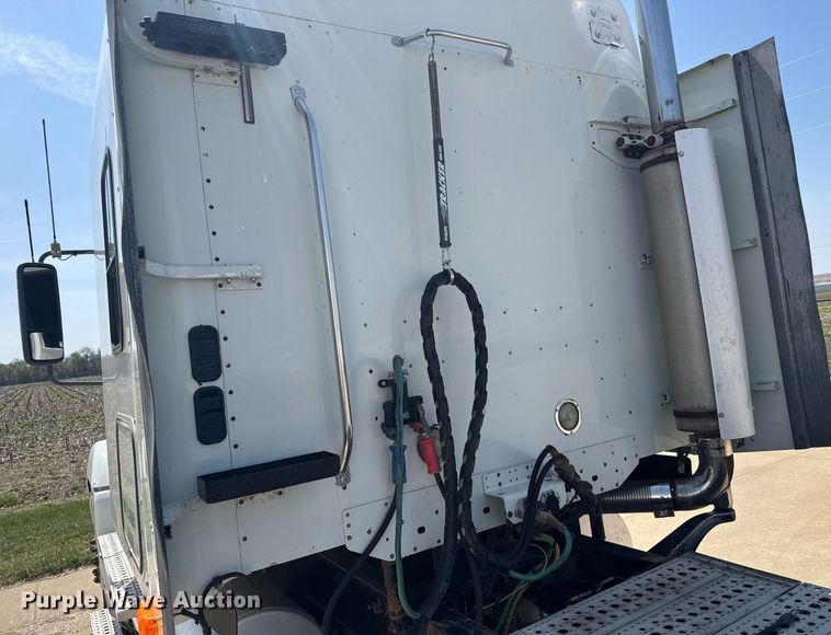 image for item EG6352 2007 Freightliner Century Class semi truck