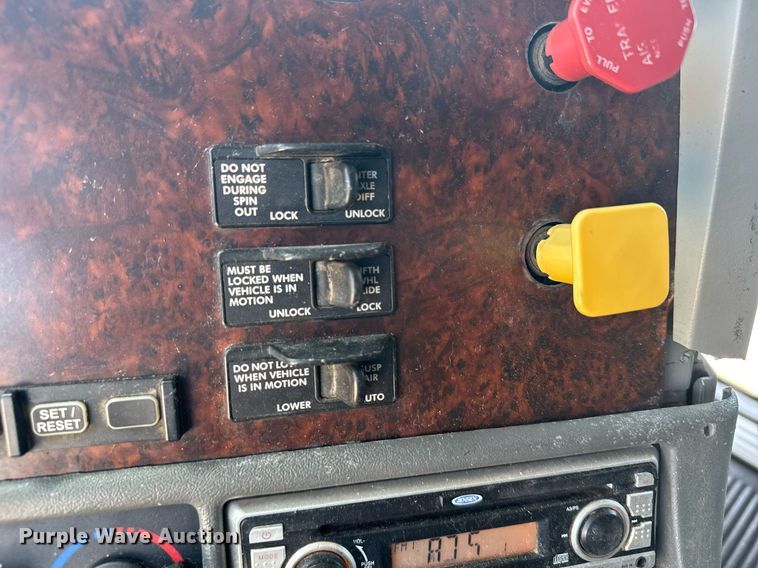 image for item EG6352 2007 Freightliner Century Class semi truck