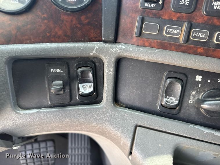 image for item EG6352 2007 Freightliner Century Class semi truck