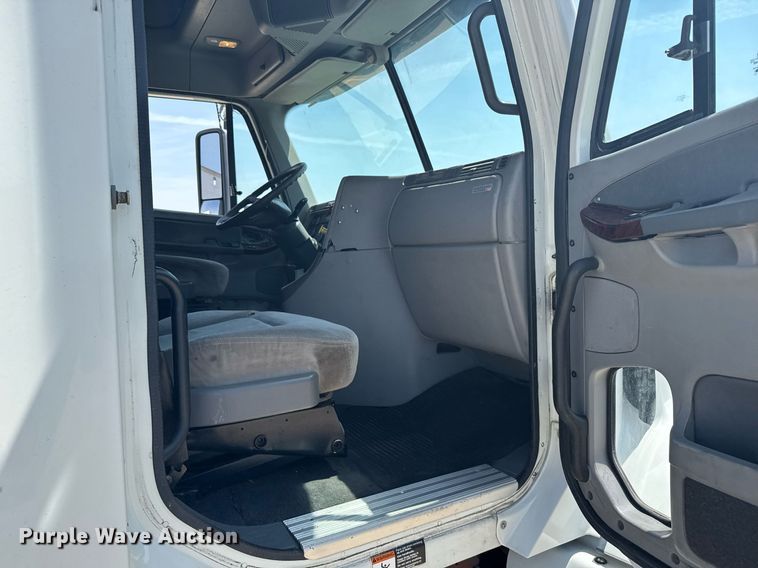 image for item EG6352 2007 Freightliner Century Class semi truck