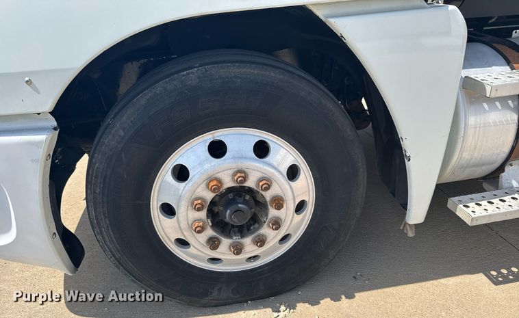 image for item EG6352 2007 Freightliner Century Class semi truck