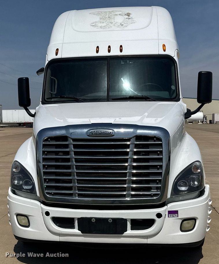 image for item EG6354 2014 Freightliner Cascadia semi truck