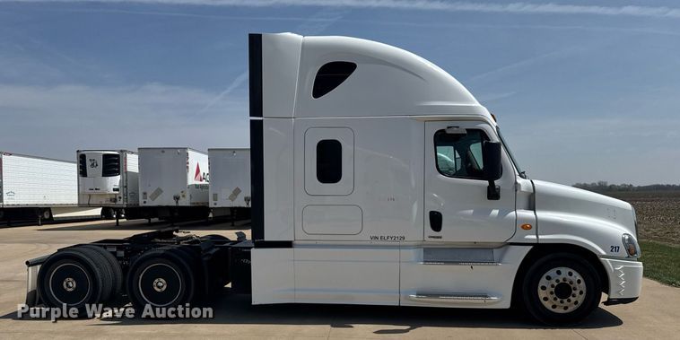 image for item EG6354 2014 Freightliner Cascadia semi truck