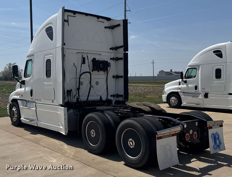 image for item EG6354 2014 Freightliner Cascadia semi truck