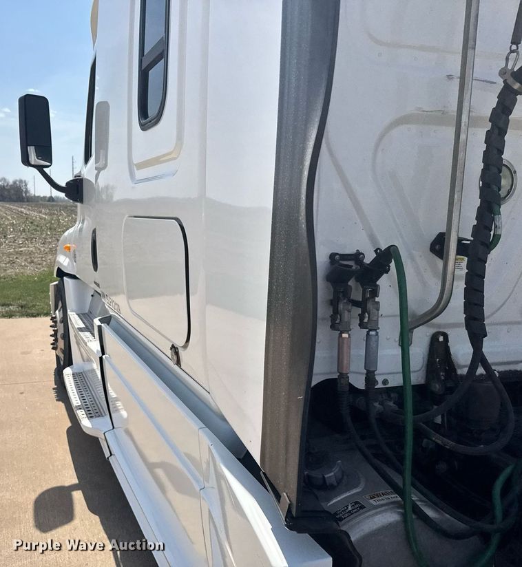 image for item EG6354 2014 Freightliner Cascadia semi truck