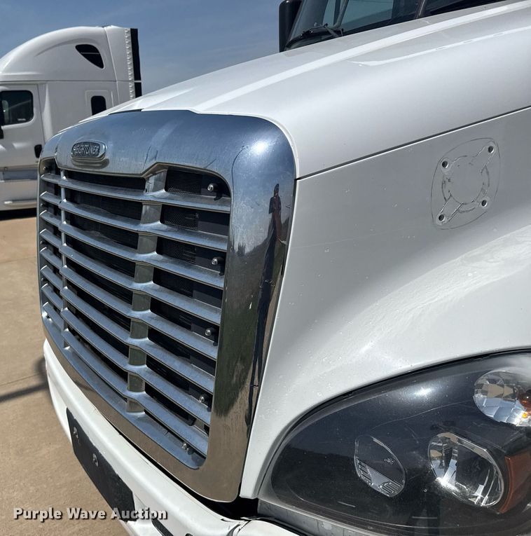 image for item EG6354 2014 Freightliner Cascadia semi truck