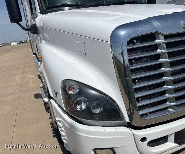 image for item EG6354 2014 Freightliner Cascadia semi truck