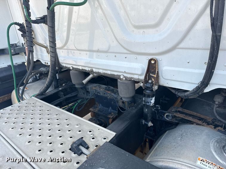 image for item EG6354 2014 Freightliner Cascadia semi truck