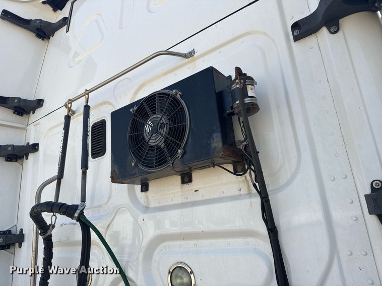 image for item EG6354 2014 Freightliner Cascadia semi truck