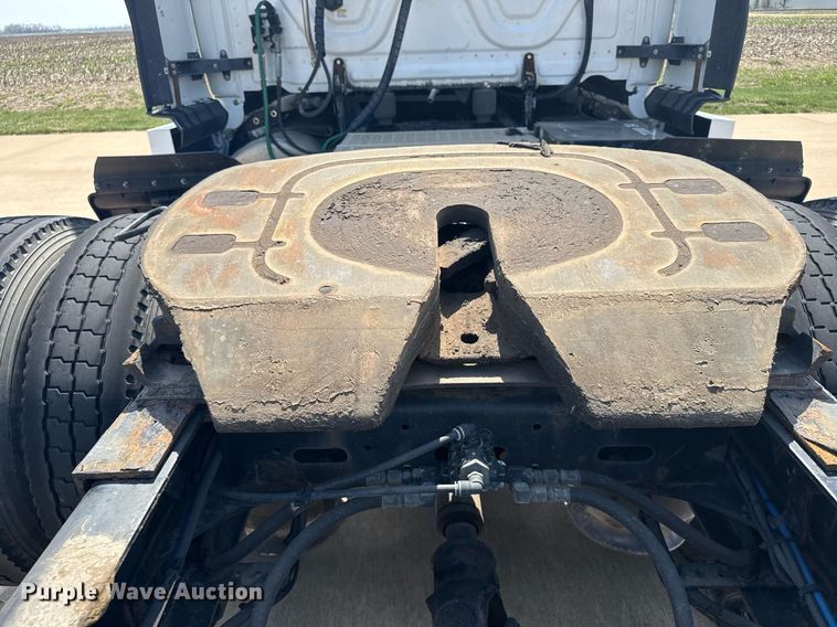 image for item EG6354 2014 Freightliner Cascadia semi truck