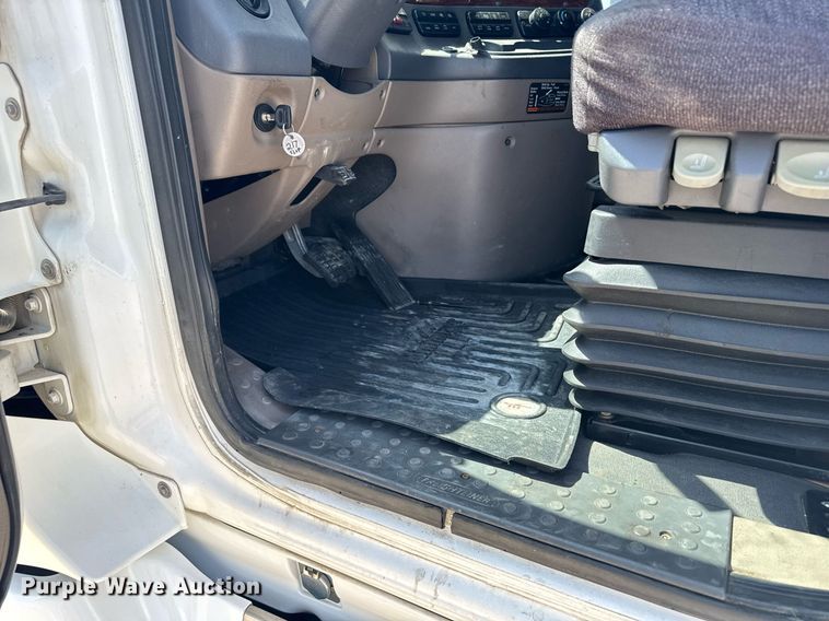 image for item EG6354 2014 Freightliner Cascadia semi truck