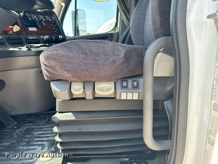 image for item EG6354 2014 Freightliner Cascadia semi truck