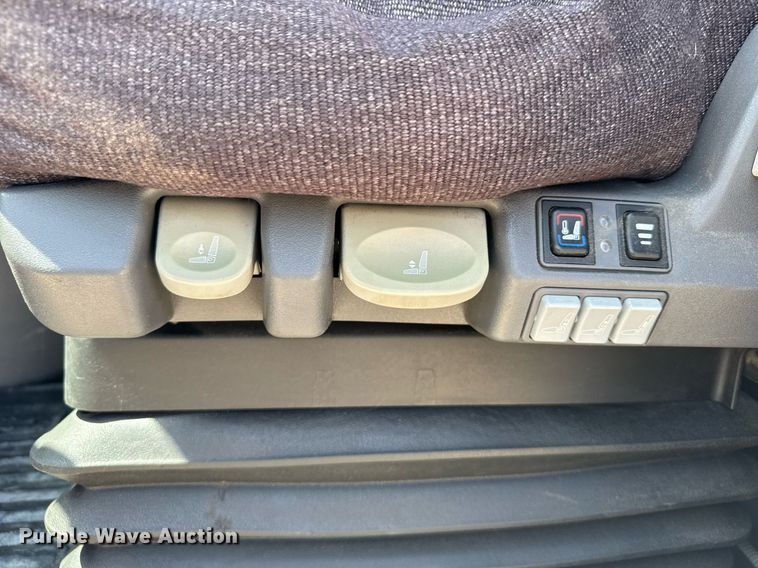 image for item EG6354 2014 Freightliner Cascadia semi truck